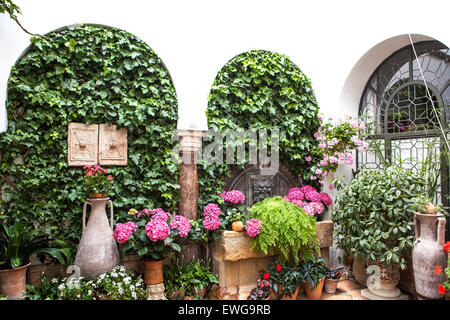 Spanischen Innenhof mit Arkaden Architektur, Brunnen, Vasen und Blumen Stockfoto