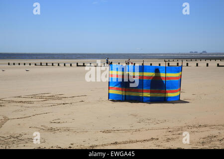 Schöner Sandstrand an einem klaren Sommertag in Dymchurch auf Romney Marsh in Kent, SE England, UK Stockfoto