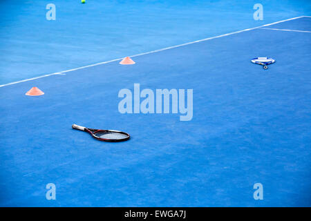 Blau Tennisplatz mit Schläger auf dem Boden Stockfoto