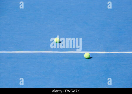 Blau Tennisplatz mit zwei gelben Kugeln auf dem Boden Stockfoto