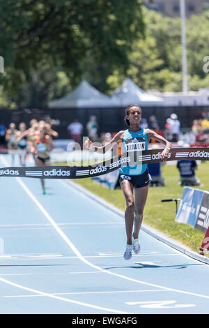 Hiwot Ayalew (ETH) gewinnen die Frauen 3000 m Hindernislauf beim 2015 Adidas NYC Diamond League Grand Prix Stockfoto