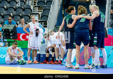 Baku, Aserbaidschan. 25. Juni 2015. Von links: Tschechische Spieler Katerina Zavazalova, Veronika Vlkova, Romana Stehlikova, Tereza Vorlova und ihre siegreichen Gegner aus Irland nach der Frauen 3 x 3 Basketball Achtel Finale Tschechien Vs Irland an der Baku-2015 Spiel 1. European Games in Baku, Aserbaidschan, 25. Juni 2015. © David Tanecek/CTK Foto/Alamy Live-Nachrichten Stockfoto