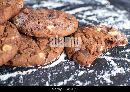 Schokoladen-Cookies und Mehl Stockfoto