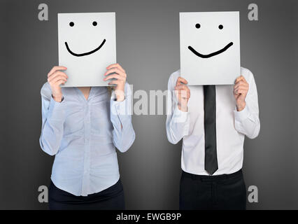 Lächeln-Form auf Papier in Händen der Business-Frau und Mann Stockfoto