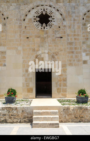 Frontansicht der Kirche Saint-Pierre im Berg in Antakya, eine der ältesten Kirchen des Christentums geschnitzt. Stockfoto