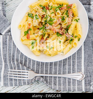 Gluten, LactoFree Penne Alla Carbonara, glutenfreie Nudeln, LactoFree Creme, Penne, Speck, Sahne, Petersilie, Parmesan-Käse, Eiern Stockfoto