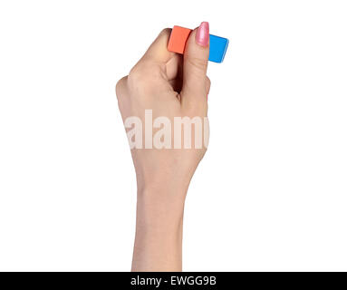 Isolierte Hand mit Radiergummi auf weiß Stockfoto