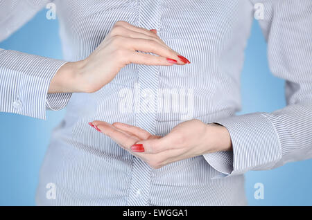 Business-Frau die Hände mit etwas Stockfoto