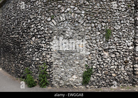 Alte Stein gebaute Mauer mit zugemauert oder Stein gefüllt Tür in Marlborough Wiltshire Stockfoto