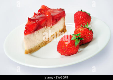 Kuchen mit Erdbeeren auf grauem Hintergrund Stockfoto