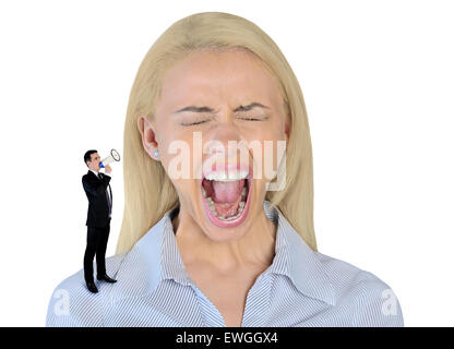 Isolierte kleine Business-Mann schreien auf gestresste Frau Stockfoto