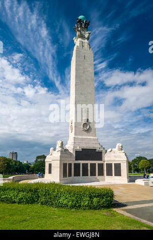 Das Marine Ehrenmal befindet sich zentral auf die Hacke mit Blick auf Plymouth Sound. Stockfoto