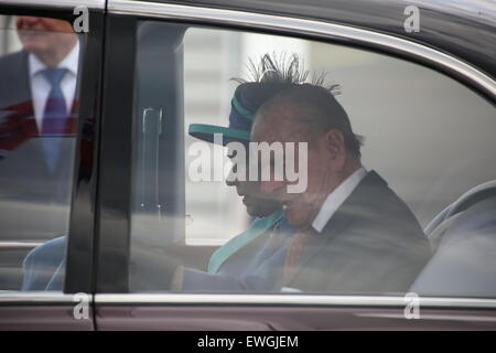 Berlin, Deutschland. 25. Juni 2015. HM kam Königin Elizabeth II und Prinz Philip am Flughafen Tegel, begleitet von Bundespräsident Joachim Gauck und Daniela Schadt, nach offiziellen Besuch in Frankfurt. Bildnachweis: Jakob Ratz/Pacific Press/Alamy Live-Nachrichten Stockfoto