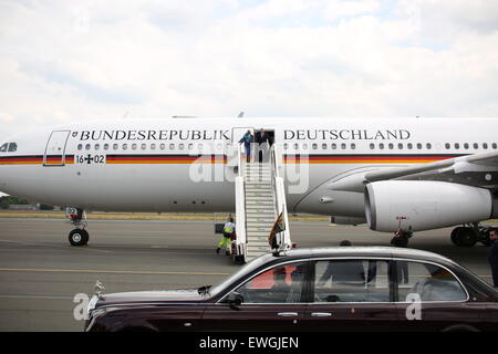 Berlin, Deutschland. 25. Juni 2015. HM kam Königin Elizabeth II und Prinz Philip am Flughafen Tegel, begleitet von Bundespräsident Joachim Gauck und Daniela Schadt, nach offiziellen Besuch in Frankfurt. Bildnachweis: Jakob Ratz/Pacific Press/Alamy Live-Nachrichten Stockfoto