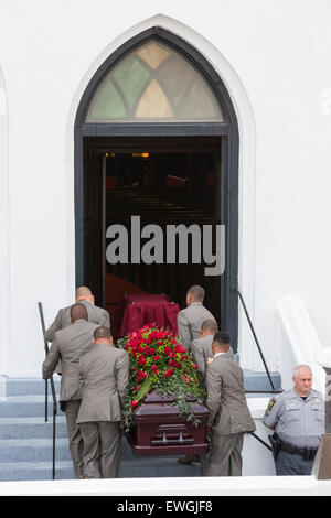 Charleston, South Carolina, USA. 25. Juni 2015. Sargträger tragen den Sarg tragen Senator Clementa Pinckney die vordere Treppe auf die historischen Mutter Emanuel African Methodist Episcopal Church für öffentliche anzeigen 25. Juni 2015 in Charleston, South Carolina. Die Kirche ist der Ort, wo weißes Supremacist Dylann Dach 9 Mitglieder in der historisch schwarze Kirche getötet. Stockfoto