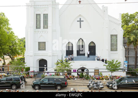 Charleston, South Carolina, USA. 25. Juni 2015. Der Trauerzug mit dem Sarg des Senator Clementa Pinckney kommt an die historischen Mutter Emanuel African Methodist Episcopal Church für öffentliche anzeigen 25. Juni 2015 in Charleston, South Carolina. Die Kirche ist der Ort, wo weißes Supremacist Dylann Dach 9 Mitglieder in der historisch schwarze Kirche getötet. Stockfoto