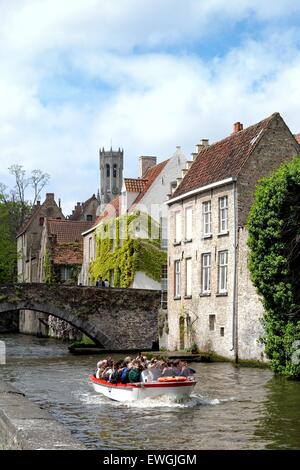 Touristenboot auf dem Groenerei Kanal im Stadtzentrum von Brügge Belgien Stockfoto