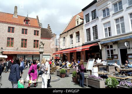 Überfüllte Platz im Zentrum von Brügge Belgien Stockfoto