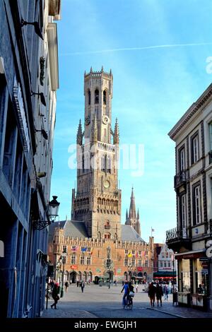 Marktplatz und Belfort Glockenturm im Stadtzentrum von Brügge Stockfoto