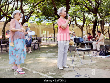 Gruppen von Menschen singen Karaoke täglich in Taipeh Chiang Ka-Shek Memorial Hall. Stockfoto