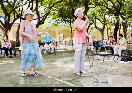 Gruppen von Menschen singen Karaoke täglich in Taipeh Chiang Ka-Shek Memorial Hall. Stockfoto