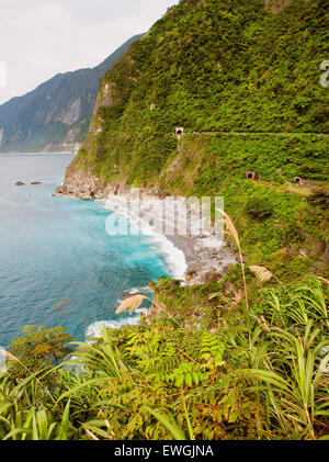 Ein Blick auf die Küste entlang Su-Hua Highway entlang der Huide Trail in der Nähe von Taroko-Schlucht-Taiwan Stockfoto