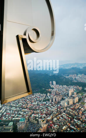 Ansicht von Taipeh aus dem 88. Stockwerk des Taipei 101. Taipei 101 ist ein 101-Stock Wahrzeichen Wolkenkratzer in Taipeh. Stockfoto