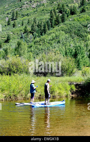 Stand up Paddle boarding paar, Roaring Fork River, in der Nähe von Aspen, Colorado USA Stockfoto