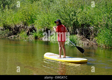 Stand up Paddle boarding Mädchen, Roaring Fork River, in der Nähe von Aspen, Colorado USA Stockfoto