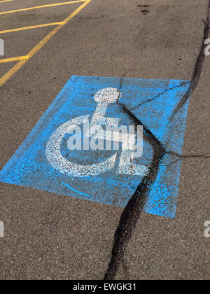 Behinderte Zeichen auf Parkplatz. Stockfoto
