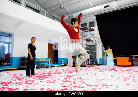 Tänzer mit der Gruppe Cloud Gate Dance Theatre of Taiwan Proben an ihren Raum in Taipei. Stockfoto