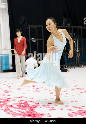 Tänzer mit der Gruppe Cloud Gate Dance Theatre of Taiwan Proben an ihren Raum in Taipei. Stockfoto