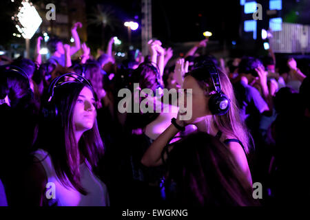 Junge Israelis Teilnahme an eine riesige Silent Disco Wi-Fi-Kopfhörer Party in Rabin-Platz während der "White Night"-Veranstaltung am 25. Juni 2015 in Tel Aviv. Tel Aviv hält seine jährliche White Night Festival seit 2003, als ein Weltkulturerbe UNESCO Tel Avivs weiße Stadt proklamiert. White Night Veranstaltungen in diesem Jahr sind eine Hommage an die Europäische Kultur und in Zusammenarbeit mit der Europäischen Union statt. Stockfoto