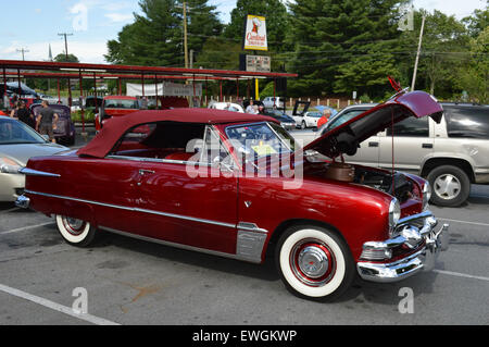 Eine 1951 Ford Custom Deluxe Cabrio V8. Stockfoto