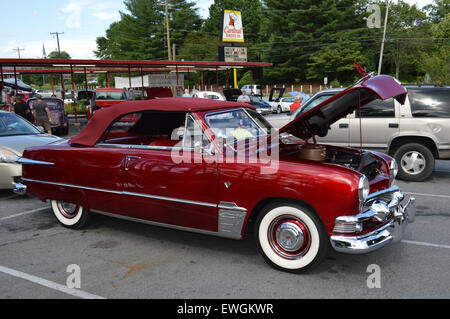 Eine 1951 Ford Custom Deluxe Cabrio V8. Stockfoto