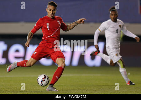 Temuco, Chile. 25. Juni 2015. Perus Paolo Guerrero (L) während das Viertelfinalspiel gegen Bolivien schießt auf 2015 Copa America in Temuco, Chile, am 25. Juni 2015. Bildnachweis: Guillermo Arias/Xinhua/Alamy Live-Nachrichten Stockfoto