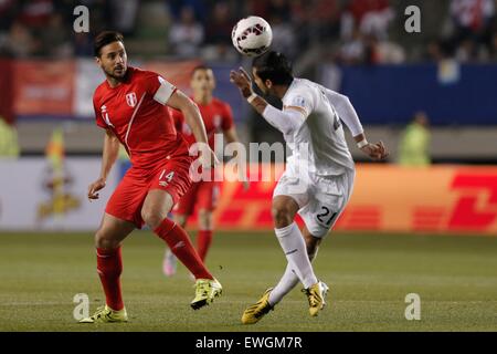 Temuco, Chile. 25. Juni 2015. Von Cristian Coimbra (R) Bolivien wetteifert mit Claudio Pizarro in Peru während ihr Viertelfinale auf 2015 Copa America in Temuco, Chile, am 25. Juni 2015. Bildnachweis: Guillermo Arias/Xinhua/Alamy Live-Nachrichten Stockfoto