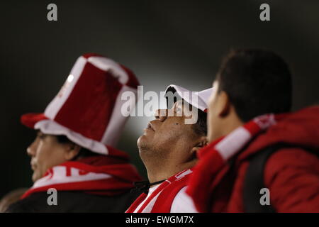 Temuco, Chile. 25. Juni 2015. Unterstützer von Peru gelten vor dem Viertelfinale zwischen Peru und Bolivien auf 2015 Copa America Chile in Temuco, Chile, am 25. Juni 2015. Bildnachweis: Guillermo Arias/Xinhua/Alamy Live-Nachrichten Stockfoto