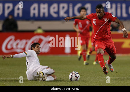 Temuco, Chile. 25. Juni 2015. Cristian Coimbra (L) aus Bolivien wetteifert um den Ball mit Jefferson Farfan (R) von Peru während ihr Viertelfinale auf 2015 Copa America in Temuco, Chile, am 25. Juni 2015. Bildnachweis: Guillermo Arias/Xinhua/Alamy Live-Nachrichten Stockfoto