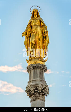 Goldene Marienstatue Stockfoto