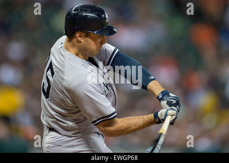 Houston, Texas, USA. 25. Juni 2015. New York Yankees First Baseman Mark Teixeira (25) Fledermäuse während ein Major League Baseball-Spiel zwischen der Houston Astros und die New York Yankees im Minute Maid Park in Houston, Texas. Das Astros gewann 4-0.Trask Smith/CSM Credit: Cal Sport Media/Alamy Live News Stockfoto