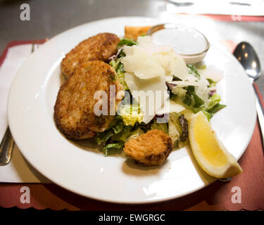 Krabbe Kuchen mit Zitronen-Aioli-Sauce. Stockfoto