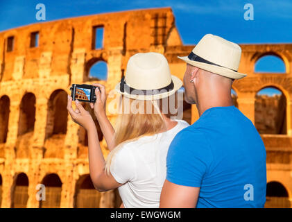 Rückseite des jungen Brautpaares unter Bild schöne wunderschönen antiken Kolosseum, Flitterwochen-Urlaub in Rom, Italien, Europa Stockfoto