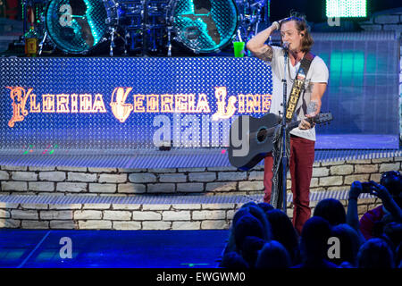 Milwaukee, Wisconsin, USA. 24. Juni 2015. Country-Musiker TYLER HUBBARD von Florida Georgia Line führt live auf der Bühne auf dem Sommerfest Music Festival in Milwaukee, Wisconsin © Daniel DeSlover/ZUMA Draht/Alamy Live News Stockfoto