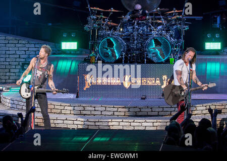 Milwaukee, Wisconsin, USA. 24. Juni 2015. Country-Musiker, TYLER HUBBARD (R) und BRIAN KELLEY von Florida Georgia Line durchführen live auf der Bühne auf dem Sommerfest Music Festival in Milwaukee, Wisconsin © Daniel DeSlover/ZUMA Draht/Alamy Live News Stockfoto