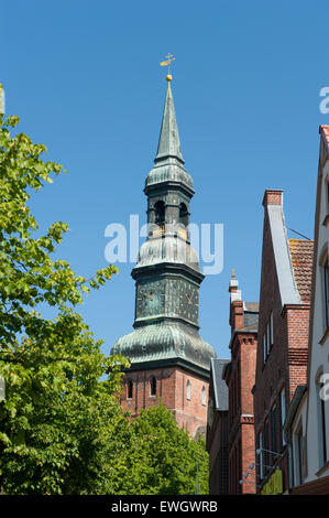 Der Turm der St. Laurentius Kirche und mittelalterlichen Giebel am Markt Platz Tönning, Nord Friesland, Deutschland Stockfoto