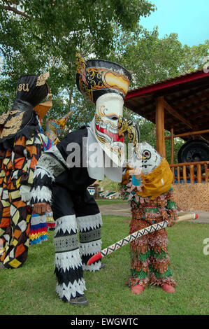 Menschen mit Geist Masken und bunten Kostüm gekleidet. Phi Ta Khon Masken Festival Stockfoto