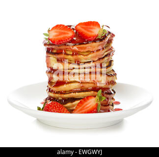 Leckere Pfannkuchen mit Erdbeeren auf weißem Hintergrund isoliert Stockfoto