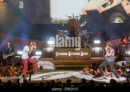 Milwaukee, Wisconsin, USA. 24. Juni 2015. Country-Musiker TYLER HUBBARD (L) und BRIAN KELLEY von Florida Georgia Line durchführen live auf der Bühne auf dem Sommerfest Music Festival in Milwaukee, Wisconsin © Daniel DeSlover/ZUMA Draht/Alamy Live News Stockfoto