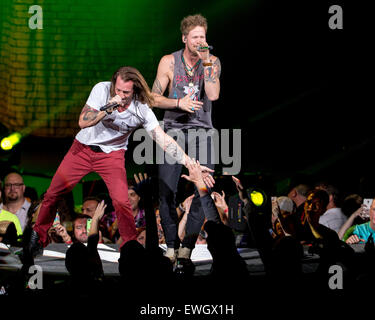 Milwaukee, Wisconsin, USA. 24. Juni 2015. Country-Musiker TYLER HUBBARD (L) und BRIAN KELLEY von Florida Georgia Line durchführen live auf der Bühne auf dem Sommerfest Music Festival in Milwaukee, Wisconsin © Daniel DeSlover/ZUMA Draht/Alamy Live News Stockfoto